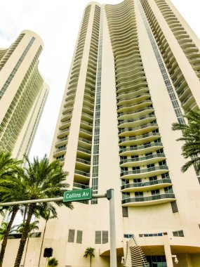 Miami, Amerika Birleşik Devletleri - 30 Kasım 2019: Miami 'de Collins Bulvarı' nda ünlü otelleri olan cadde