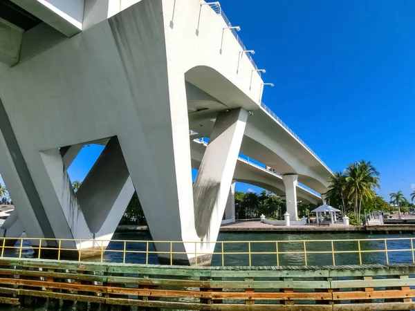 フロリダ州フォートローダーデールの港の橋 — ストック写真