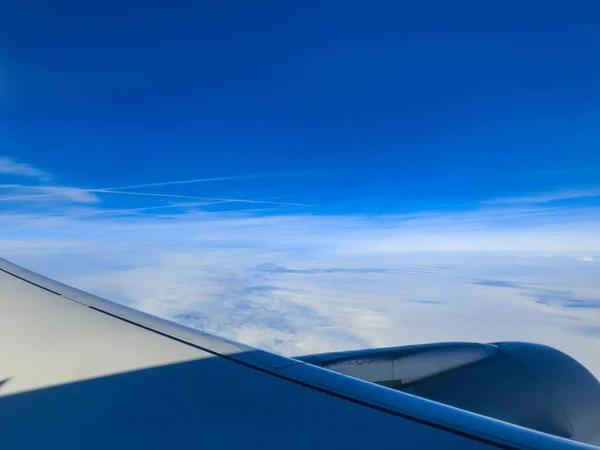 Vista Avião Céu Azul Nuvens Brancas Voando Avião Ala Avião — Fotografia de Stock