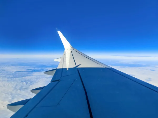 Zicht Vanuit Een Vliegtuig Een Blauwe Lucht Witte Wolken Vlieg — Stockfoto