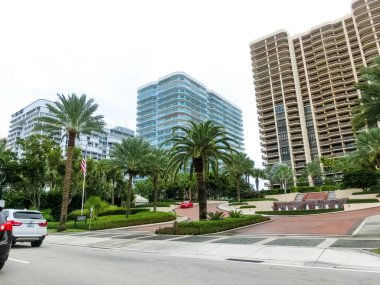 Miami, Amerika Birleşik Devletleri - 30 Kasım 2019: Miami Beach 'teki Collins Bulvarı' nda trafik ve ünlü otellerin olduğu sokak sahnesi