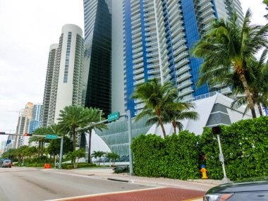 Miami, Amerika Birleşik Devletleri - 30 Kasım 2019: Miami 'de Collins Bulvarı' nda ünlü otelleri olan cadde