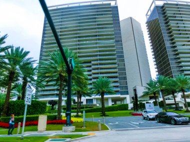Miami, Amerika Birleşik Devletleri - 30 Kasım 2019 Florida 'da Miami Beach, 30 Kasım 2019' da Amerika Birleşik Devletleri, Miami 'de Collins Bulvarı' nda lüks daireleri olan
