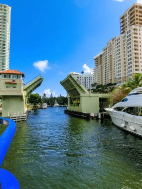Lauderdale, Florida 'nın şehir manzarası sahili, yatları ve apartmanları gösteriyor.
