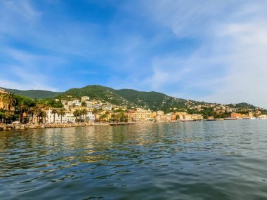 Mısır 'ın Sharm el Sheikh kentindeki Mısırlı adamın yardımıyla sahilde deve sürüyor..