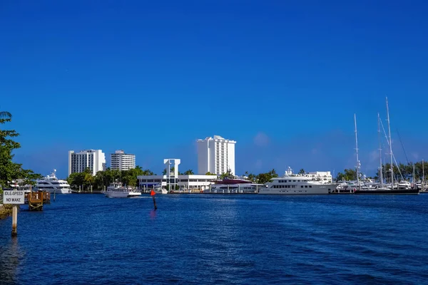 佛罗里达州劳德代尔市的城市景观 展示海滩和公寓 — 图库照片