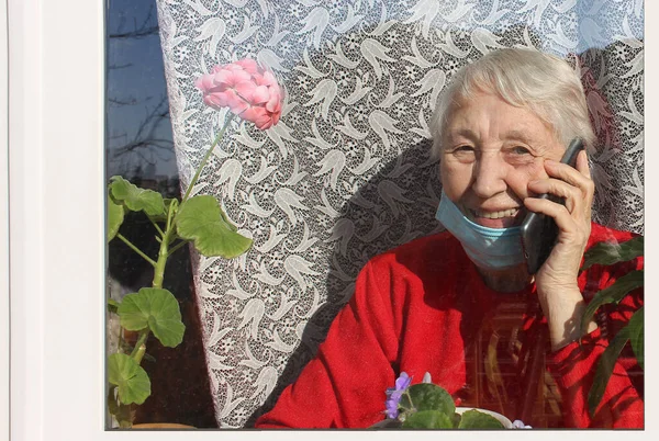 Covid Concepto Salud Seguridad Pandemia Anciana Mujer Solitaria Con Máscara — Foto de Stock
