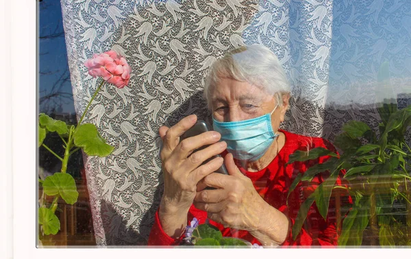 Covid Concepto Salud Seguridad Pandemia Anciana Mujer Solitaria Con Máscara — Foto de Stock