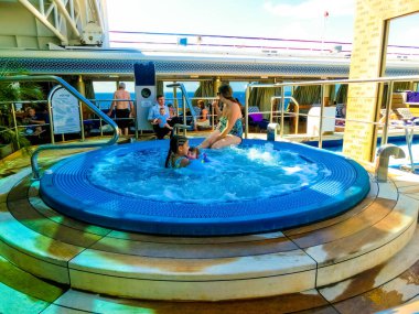 Fort Lauderdale - 1 Aralık 2019 Hollanda 'nın üst güvertesi Amerika Eurodam yolcu gemisi Fort Lauderdale, Florida' daki Everglades limanında