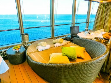 Half Moon Cay Adası, Bahamalar - 4 Aralık 2019: Hollanda Amerikan yolcu gemisi Eurodam 'ın üst güvertesindeki Lido havuzu yakınında özel oturma alanı