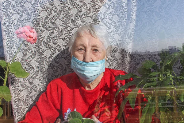 Концепция Ковид Здоровье Безопасность Пандемия Пожилая Одинокая Женщина Защитной Медицинской — стоковое фото