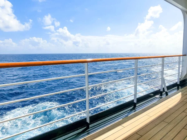 游轮甲板和蓝色的海洋 — 图库照片