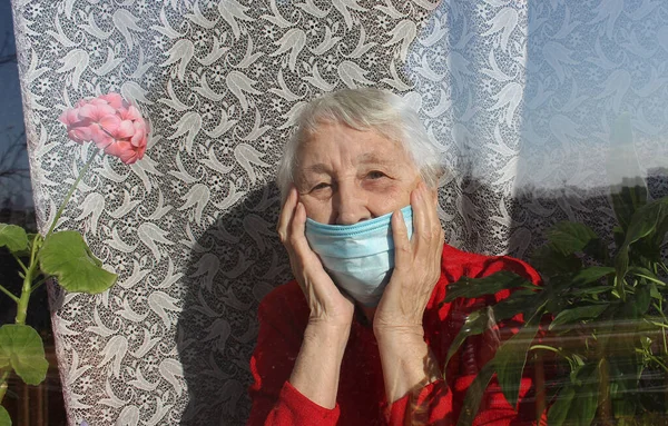 Концепция Ковид Здоровье Безопасность Пандемия Пожилая Одинокая Женщина Защитной Медицинской — стоковое фото