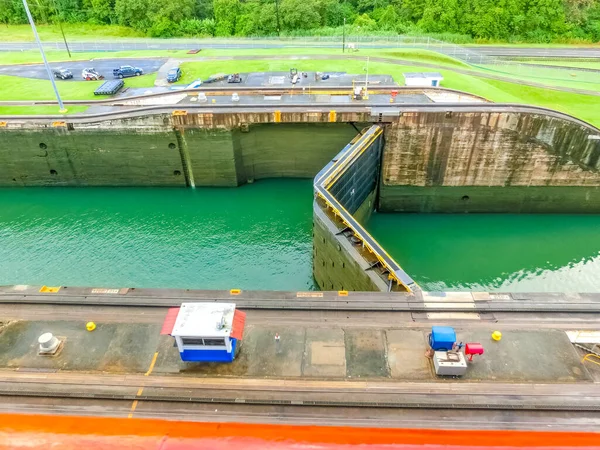 Blick auf den Panamakanal vom Kreuzfahrtschiff aus — Stockfoto