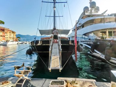 İtalya 'da Portofino, Liguria' da yatları olan güzel bir koy.