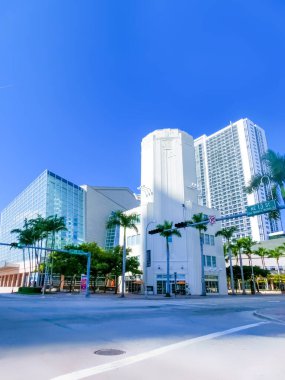 Miami, Usa - 30 Kasım 2019 Miami şehir merkezi manzaralı apartmanlar ve mavi gökyüzüne karşı ofis binaları.