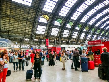 Milan, İtalya - 18 Eylül 2019: Milano Merkez İstasyonu 'ndaki insanlar. 1931 yılında açıldı, ulusal ve uluslararası güzergahlara hizmet vermektedir ve İtalya 'nın Milano kentindeki ana Avrupa tren istasyonlarından biridir.