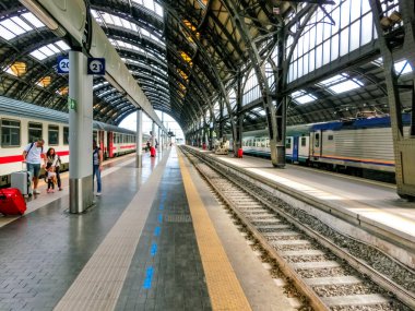 Milan, İtalya - 18 Eylül 2019: Milano Merkez İstasyonu 'ndaki insanlar. 1931 yılında açıldı, ulusal ve uluslararası güzergahlara hizmet vermektedir ve İtalya 'nın Milano kentindeki ana Avrupa tren istasyonlarından biridir.