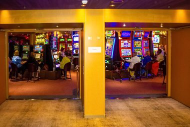 Half Moon Cay Adası, Bahamalar - 4 Aralık 2019: Kumarhane içi, kumar makineleri, Amerikan kumarı, Hollanda Amerikan yolcu gemisi Eurodam