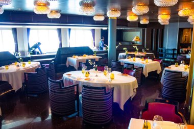 Fort Lauderdale - 9 Aralık 2019 Hollanda 'daki lüks lüks restoranın iç kesimi Eurodam' ı Fort Lauderdale, Florida 'daki Everglades limanında turluyor.