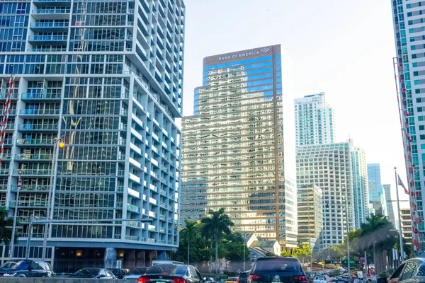マイアミ アメリカ 11月30 2019 青い空に対するマンションやオフィスビルでマイアミのダウンタウンの街並みの景色 — ストック写真