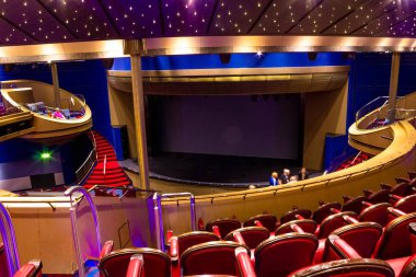 Fort Lauderdale - 9 Aralık 2019 Holland America 'daki tiyatrodaki insanlar Fort Lauderdale, Florida' daki Everglades limanındaki Eurodam yolcu gemisine bindiler.