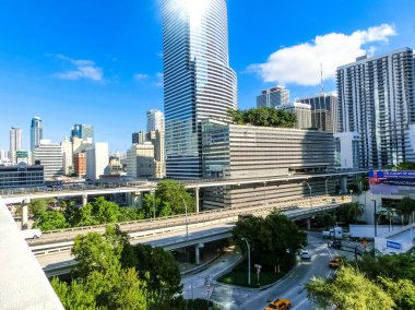 Miami, Usa - 30 Kasım 2019 Miami şehir merkezi manzaralı apartmanlar ve mavi gökyüzüne karşı ofis binaları.