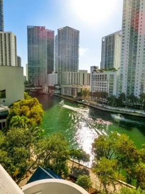 Miami, Usa - 30 Kasım 2019 Miami şehir merkezi manzaralı apartmanlar ve mavi gökyüzüne karşı ofis binaları.