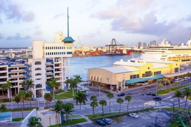 Florida, Ft. Lauderdale 'deki Everglades Limanı' ndaki bir yolcu gemisinin manzarası.