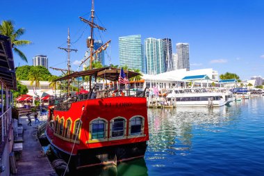 Miami, ABD - 30 Kasım 2019: Miami Marina ve Bayside Marketplace 'deki insanlar. Marina 1997 'de tamamen yeniden inşa edildi ve yeniden açıldı.