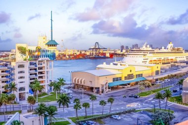 Fort Lauderdale - 11 Aralık 2019 Florida, Ft. Lauderdale 'deki Everglades limanındaki bir yolcu gemisinin manzarası.