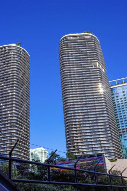 Miami, Usa - 30 Kasım 2019 Miami şehir merkezi manzaralı apartmanlar ve mavi gökyüzüne karşı ofis binaları.