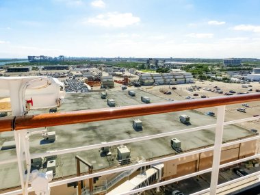 Fort Lauderdale - 1 Aralık 2019 Port Everglades, Ft. Lauderdale, Florida 'daki bir terminal yolcu gemisinden manzara.