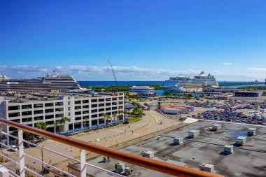 Fort Lauderdale - 1 Aralık 2019 Port Everglades, Ft. Lauderdale, Florida 'daki bir terminal yolcu gemisinden manzara.
