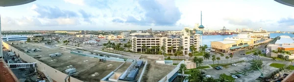 フォートローダーデール 12月1 2019 ポートエバーグレーズ ローダーデール フロリダ州チャンネルとビーチのターミナルのクルーズ船からの眺め — ストック写真