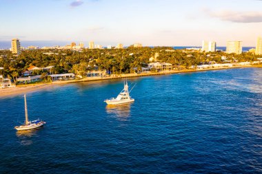 Lauderdale, Florida 'nın şehir manzarası sahili ve apartmanları gösteriyor.