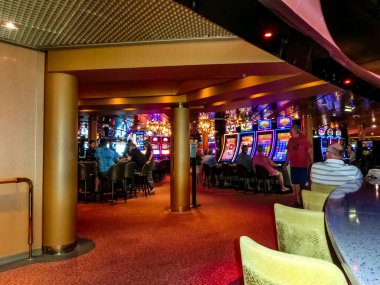 Half Moon Cay Adası, Bahamalar - 4 Aralık 2019: Kumarhane içi, kumar makineleri, Amerikan kumarı, Hollanda Amerikan yolcu gemisi Eurodam