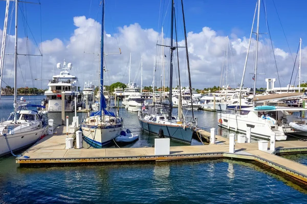 劳德代尔堡 Fort Lauderdale 2019年12月1日 佛罗里达州劳德代尔堡 Lauderdale 的城市景观 展示海滩和游艇 — 图库照片