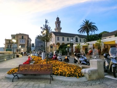 Rapallo, İtalya - 17 Eylül 2019: Liguria, İtalya 'daki Rapallo' da dinlenen insanlar.