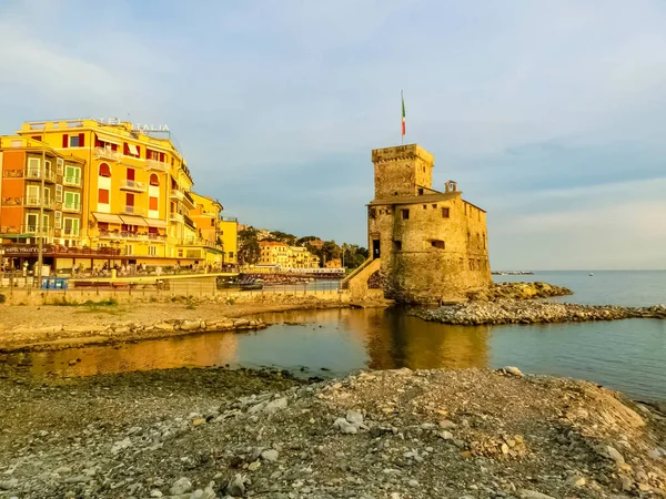 Rapallo, İtalya - 17 Eylül 2019: İtalya 'da günbatımında Portofino yakınlarındaki Liguria Genoa Tigullio körfezi Rapallo kalesi, İtalya bayrağı üzerindeki İtalyan kaleleri.