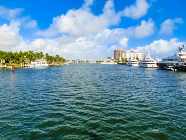 Fort Lauderdale - 1 Aralık 2019 Florida Ft. Lauderdale şehri plajı ve yatları gösteriyor.