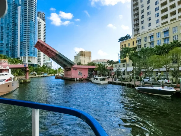 Fort Lauderdale - 1 Aralık 2019 Florida Ft. Lauderdale şehri plaj ve apartman dairelerini gösteriyor.