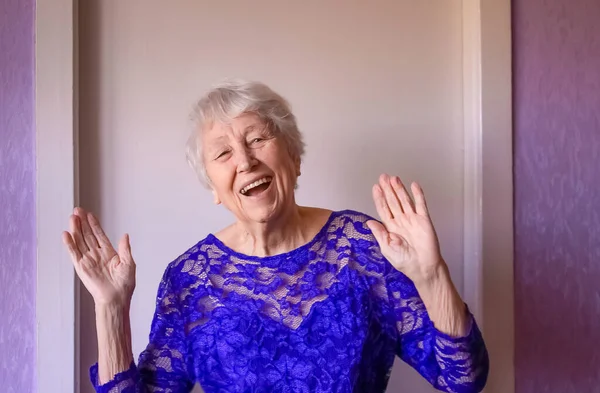Porträt Einer Nachdenklichen Seniorin Die Hause Lächelt — Stockfoto