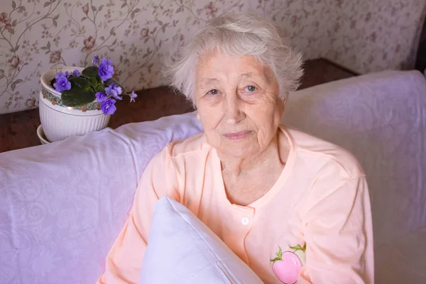 那个躺在床上的快乐的老年女人 科维德 19恢复概念的验尸官 安全和大流行病概念 — 图库照片