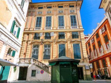 Cenova, Liguria, İtalya - 11 Eylül 2019: Şehir merkezindeki merkez caddedeki insanlar