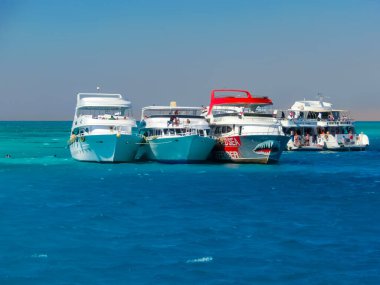 Sharm El Sheikh, Mısır - 16 Şubat 2020: Kızıl Deniz 'deki yelkenli eşsiz Ras Mohammed doğa rezervinin mavi gökyüzüne karşı, dalış, yaz, tatil.