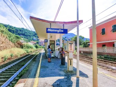 Moneglia, İtalya - 15 Eylül 2019: 15 Eylül 2019 tarihinde İtalya 'daki Moneglia tren istasyonundaki insanlar