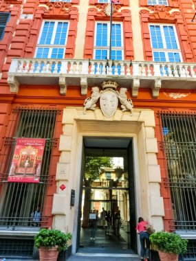 Ceneviz, Ligurya, İtalya - 11 Eylül 2019: Şehrin eski kesimindeki eski İtalyan binalarının cepheleri, panjurlu pencereler, İtalya 'nın Cenova kentinde eski bir bina.