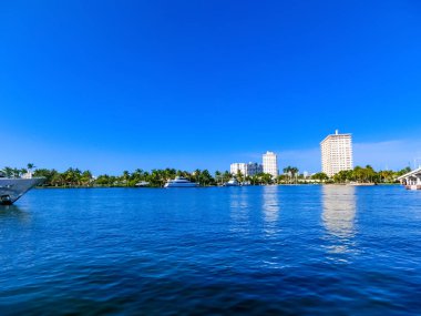 Köprünün yakınındaki Fort Lauderdale 'de yatlar kenetlendi.