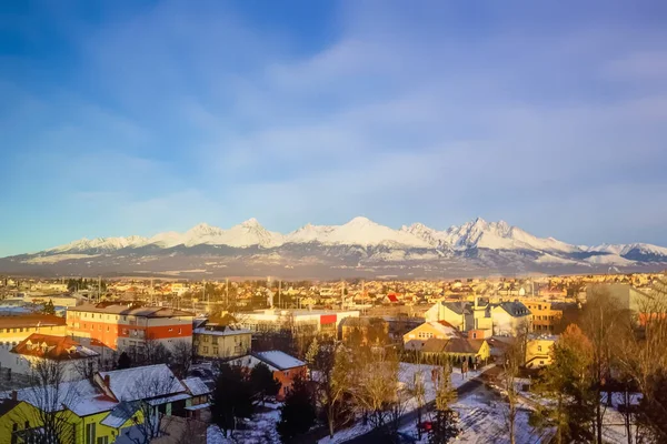 Montagnes Sur Des Bâtiments Colorés Des Maisons Poprad Slovaquie Bonjour — Photo